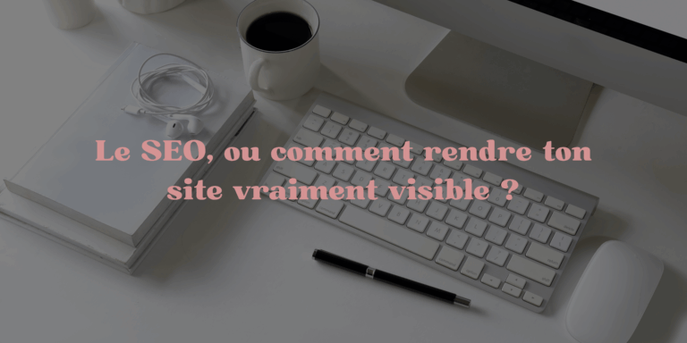 bureau avec un ordinateur et un clavier avec le titre du blog