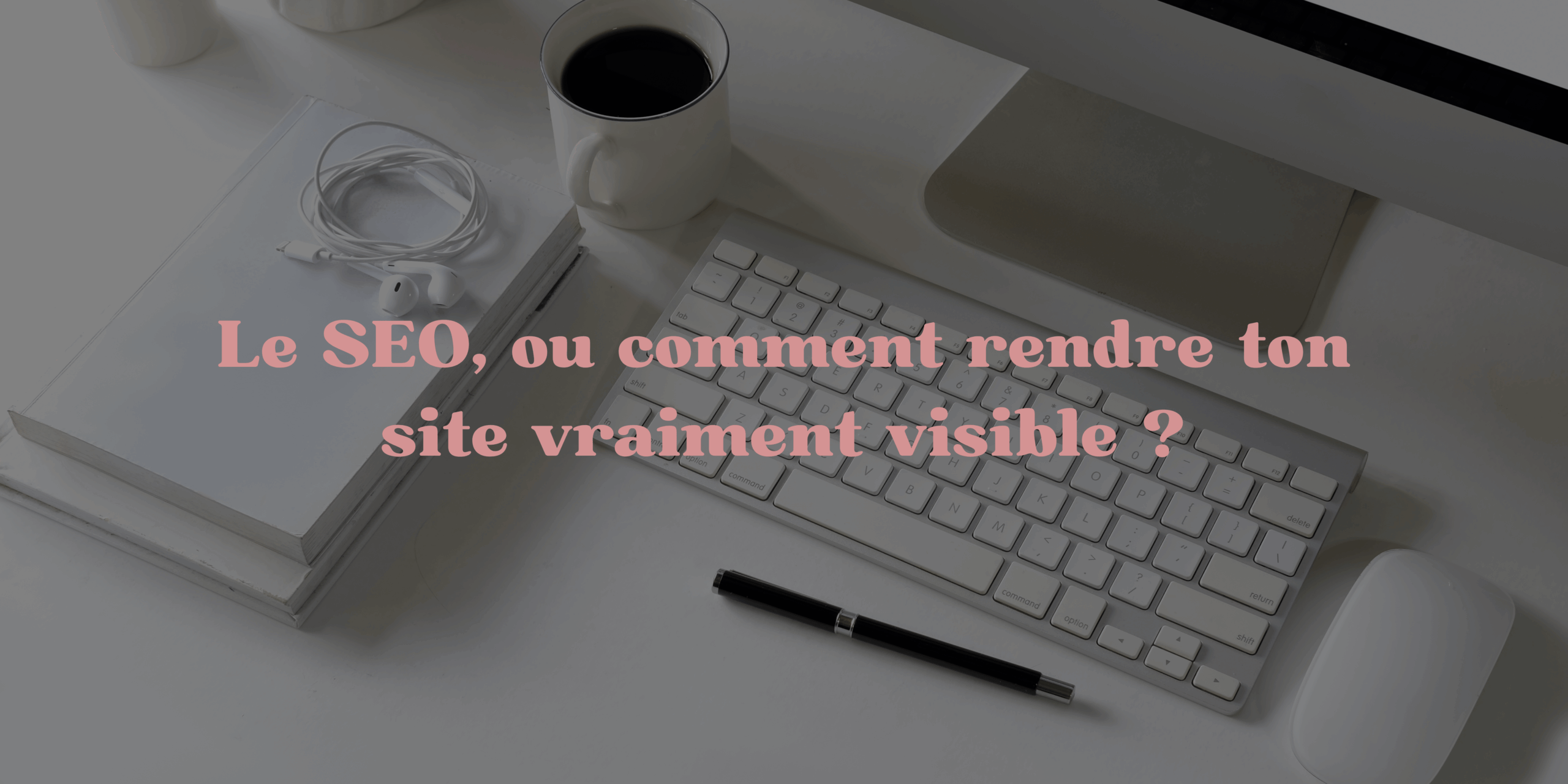 bureau avec un ordinateur et un clavier avec le titre du blog