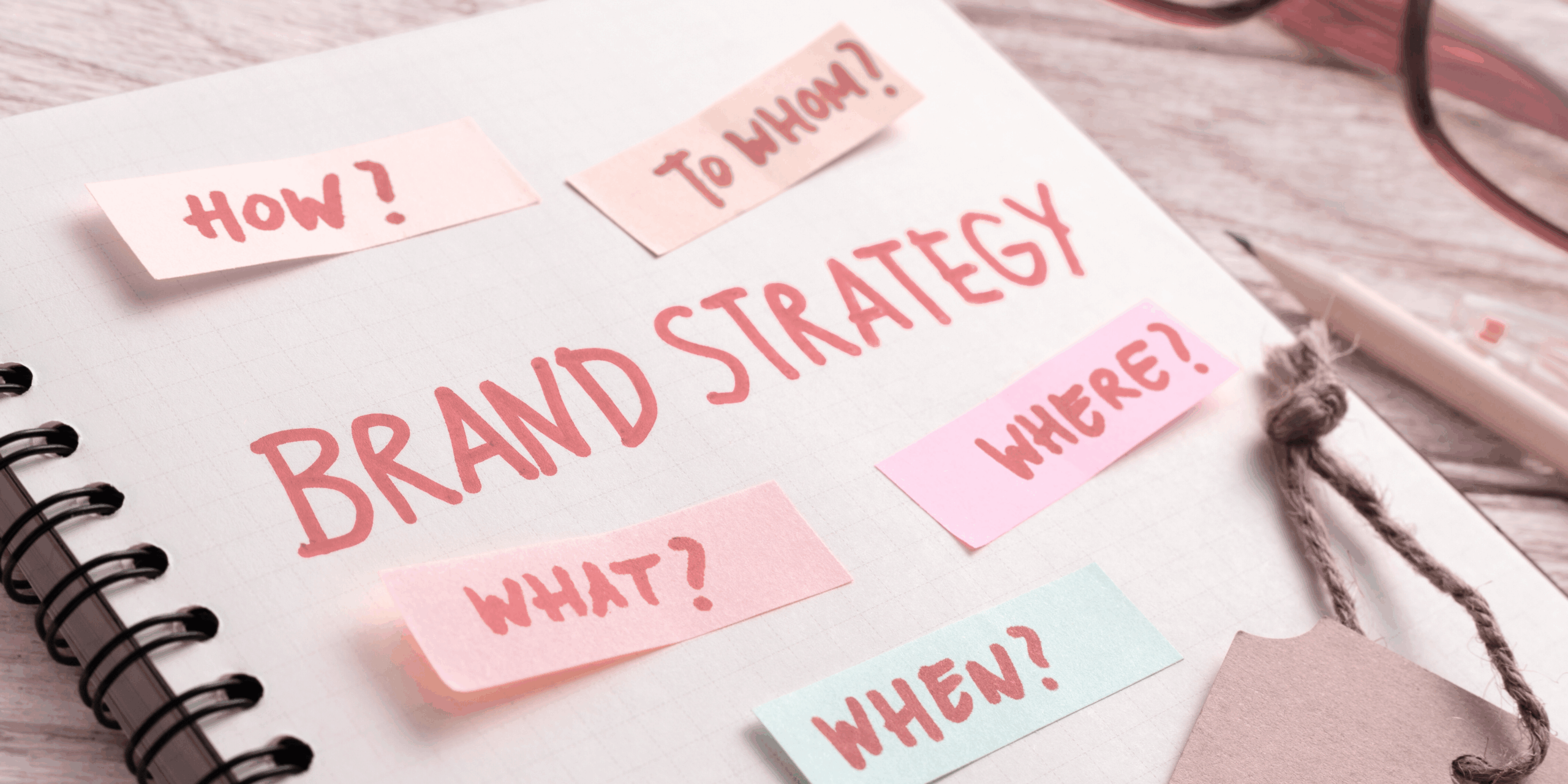 cahier avec écrit "brand strategy"